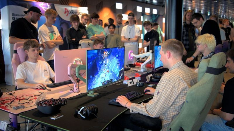 Fans crowd around players at the Arozzi stations at Leagues Disrupt